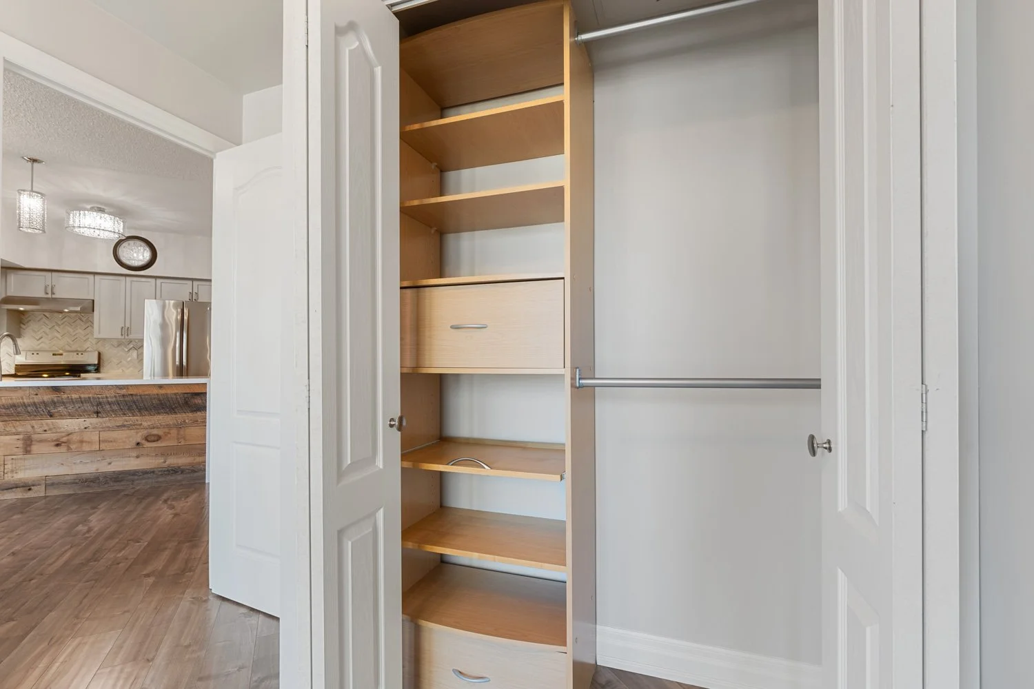 2121 Lakeshore_022.jpg