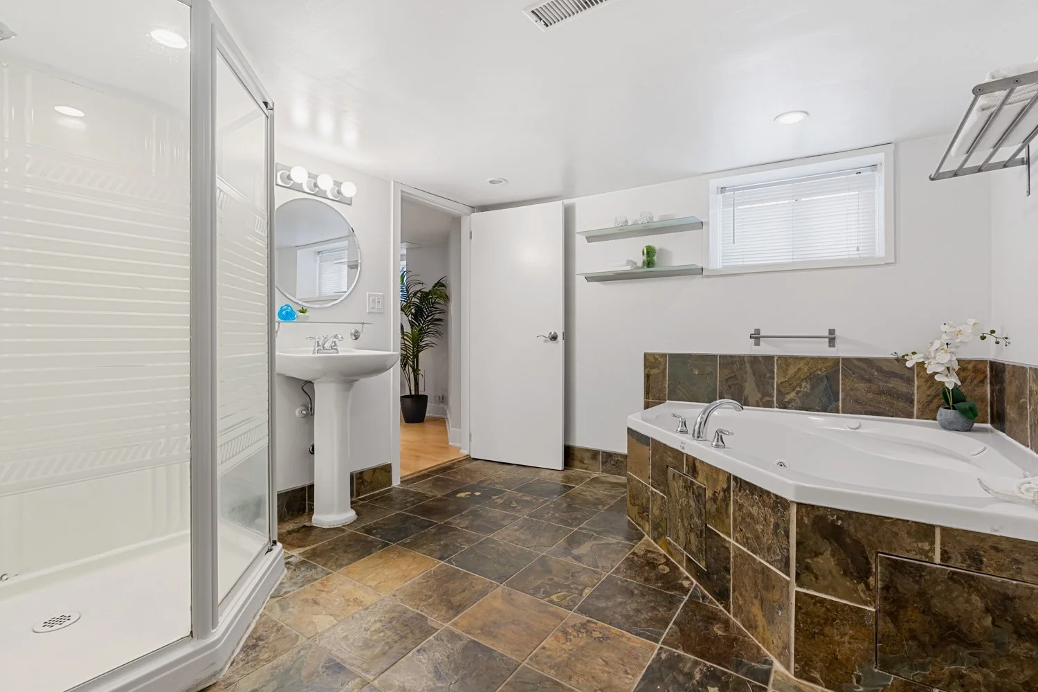 278 Montrose_045.jpg