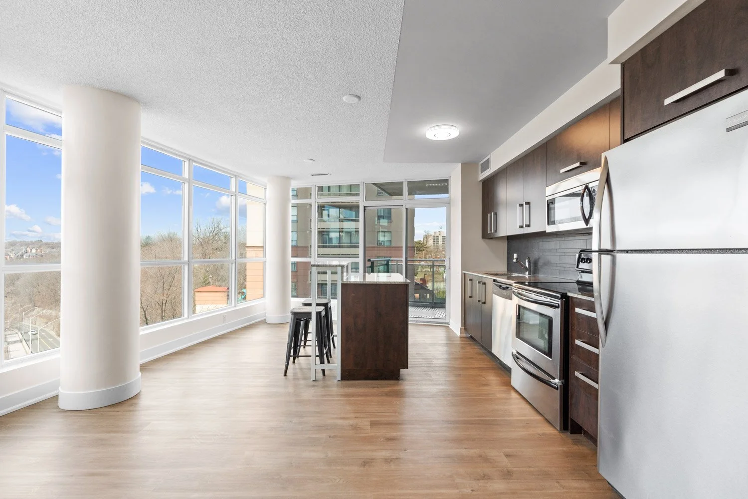 1048 Broadview_008.jpg