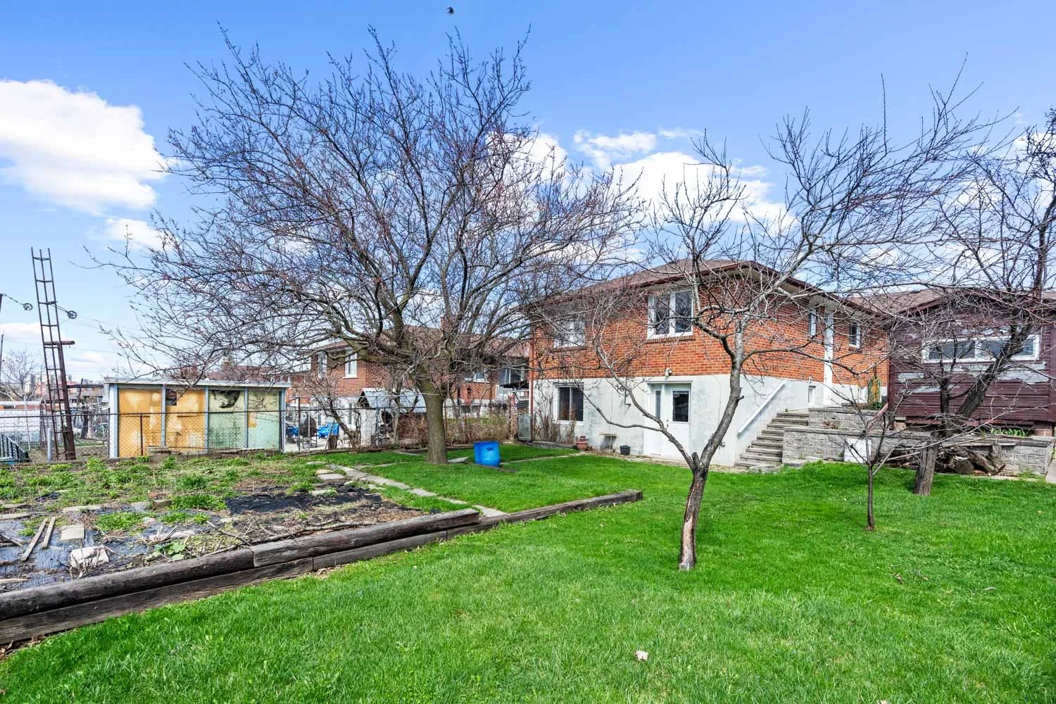 583 Queens Dr_032.jpg