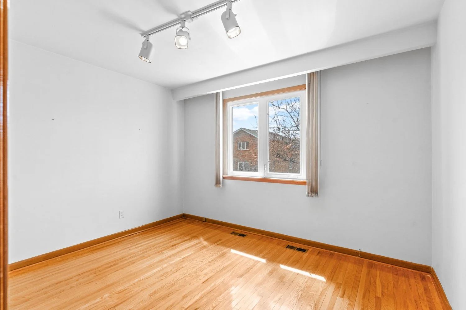 583 Queens Dr_015.jpg