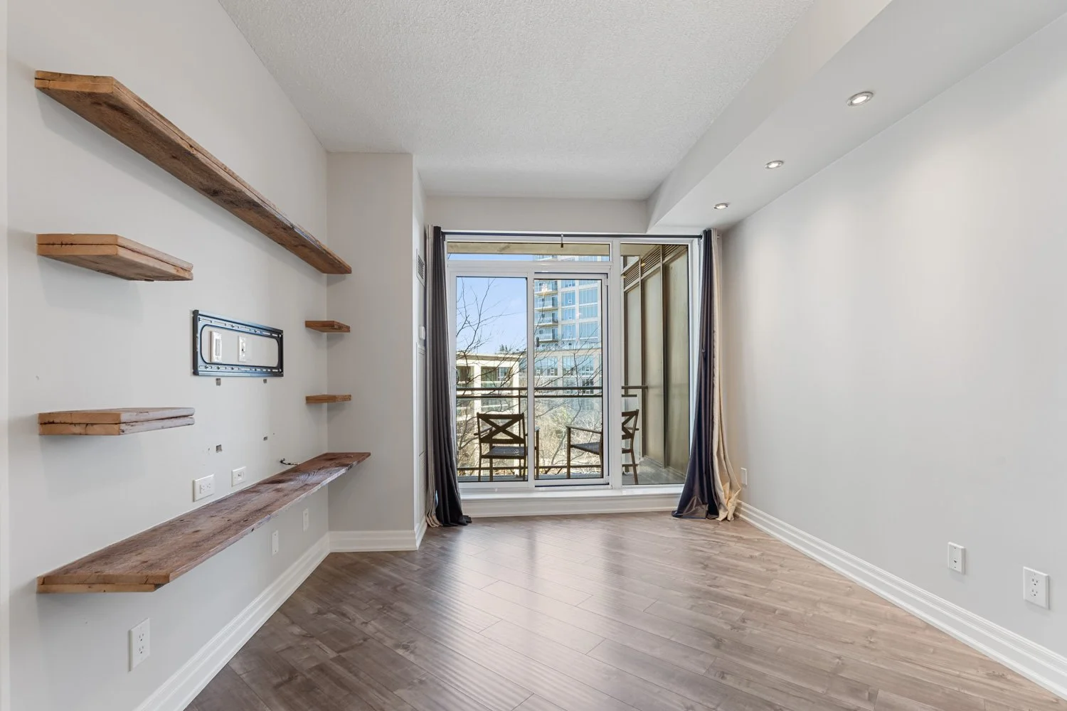 2121 Lakeshore_014.jpg