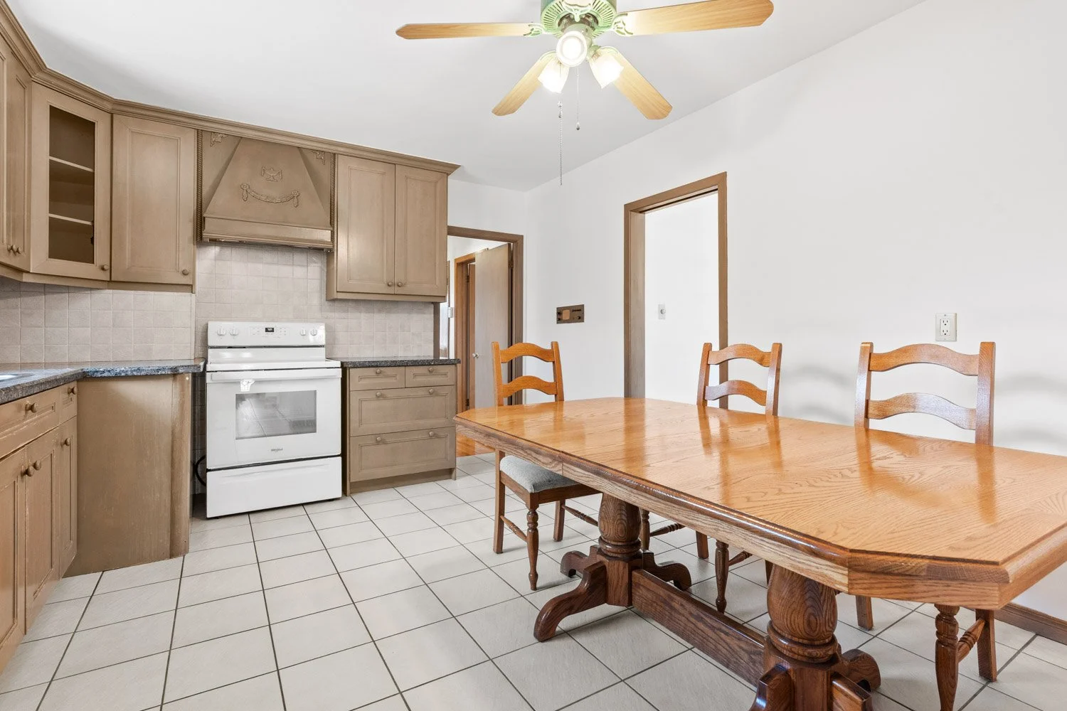 583 Queens Dr_011.jpg