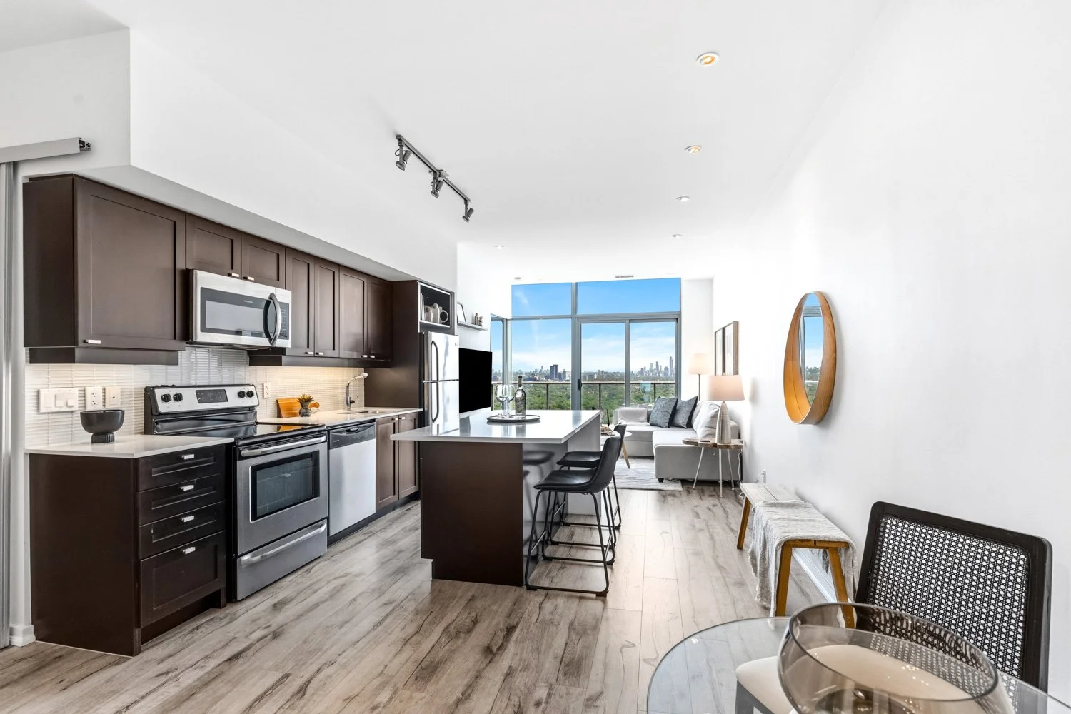 105 The Queensway_004.jpg