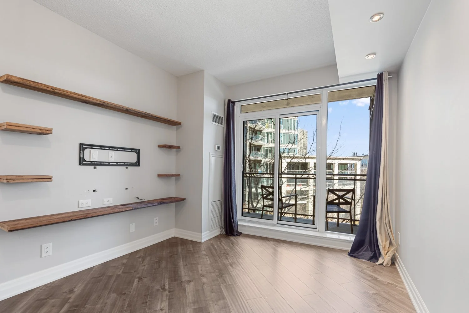 2121 Lakeshore_015.jpg