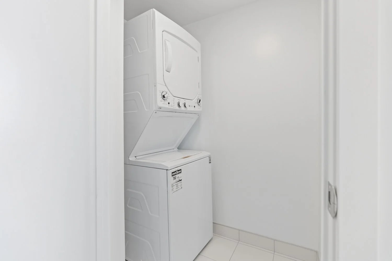 4010 Eglinton_025.jpg