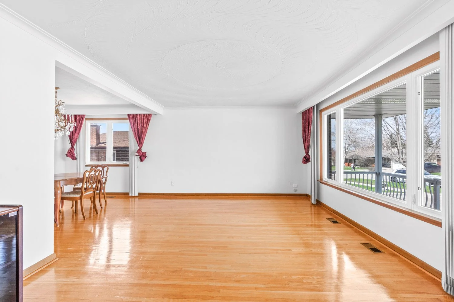 583 Queens Dr_002.jpg