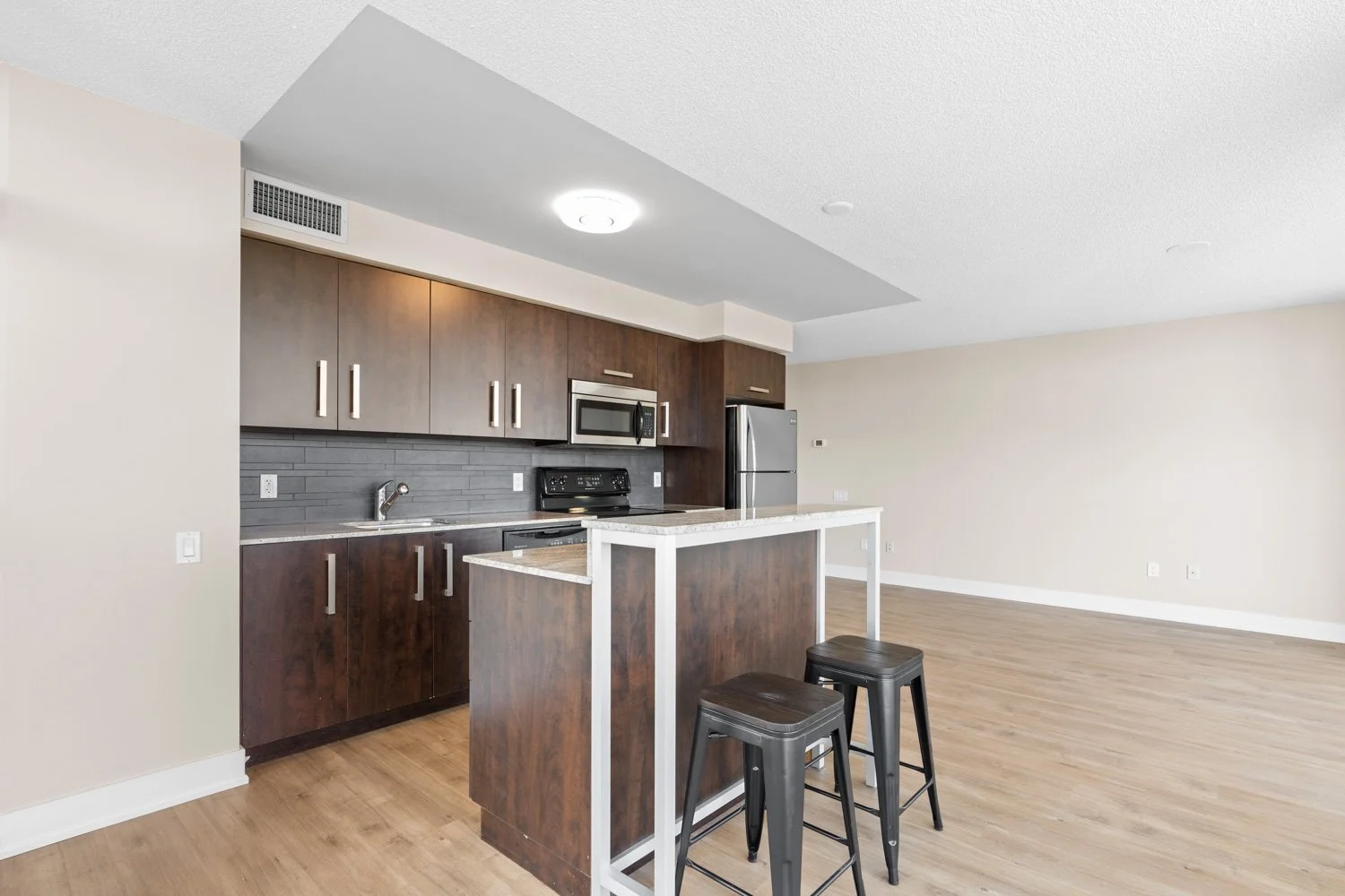 1048 Broadview_003.jpg