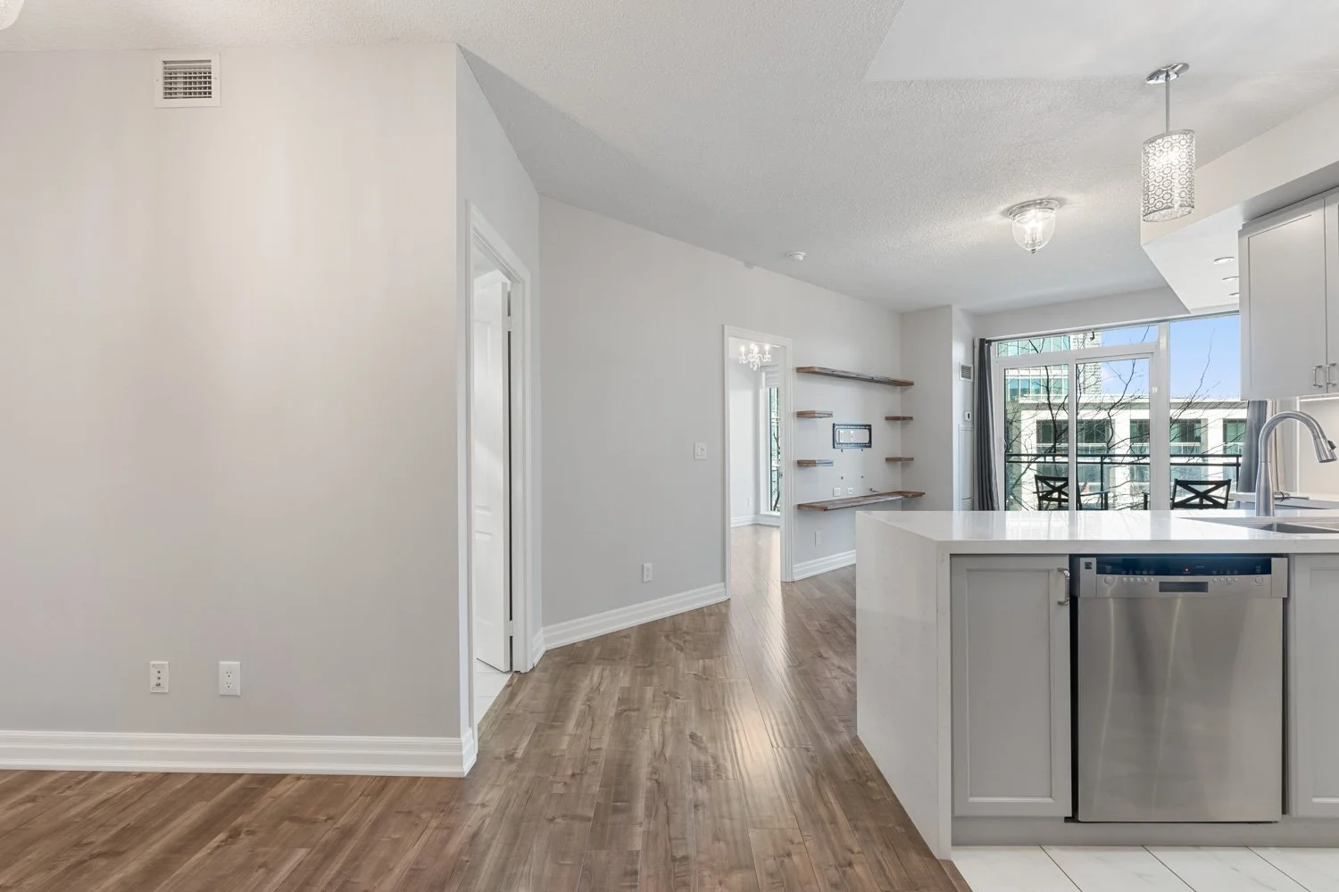 2121 Lakeshore_003.jpg