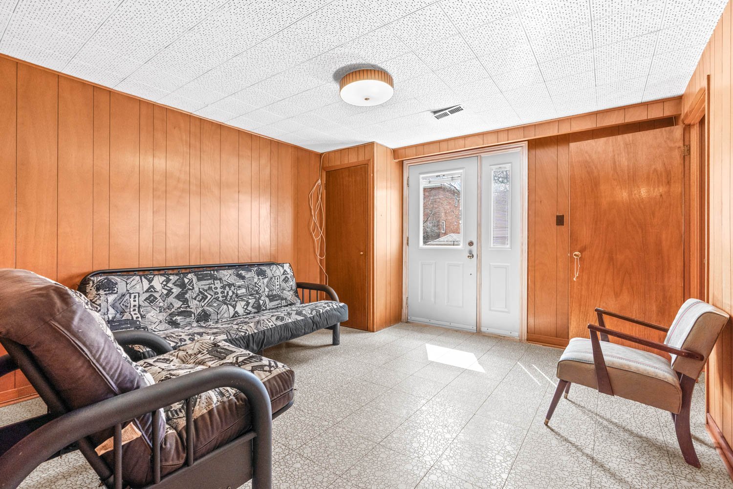 583 Queens Dr_024.jpg