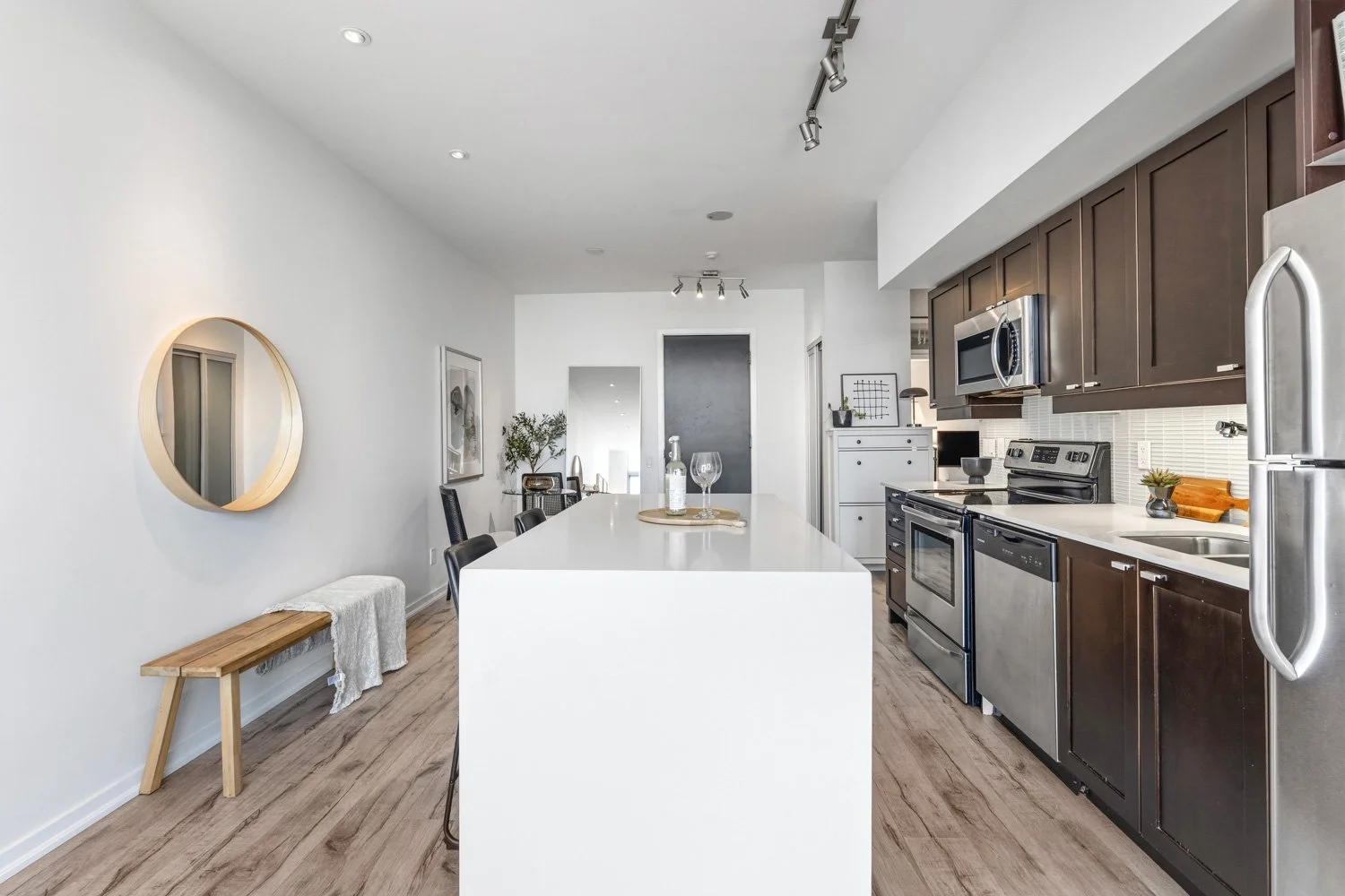 105 The Queensway_008.jpg