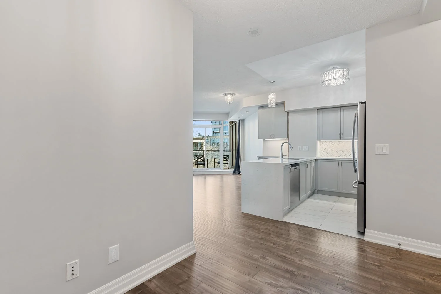 2121 Lakeshore_005.jpg