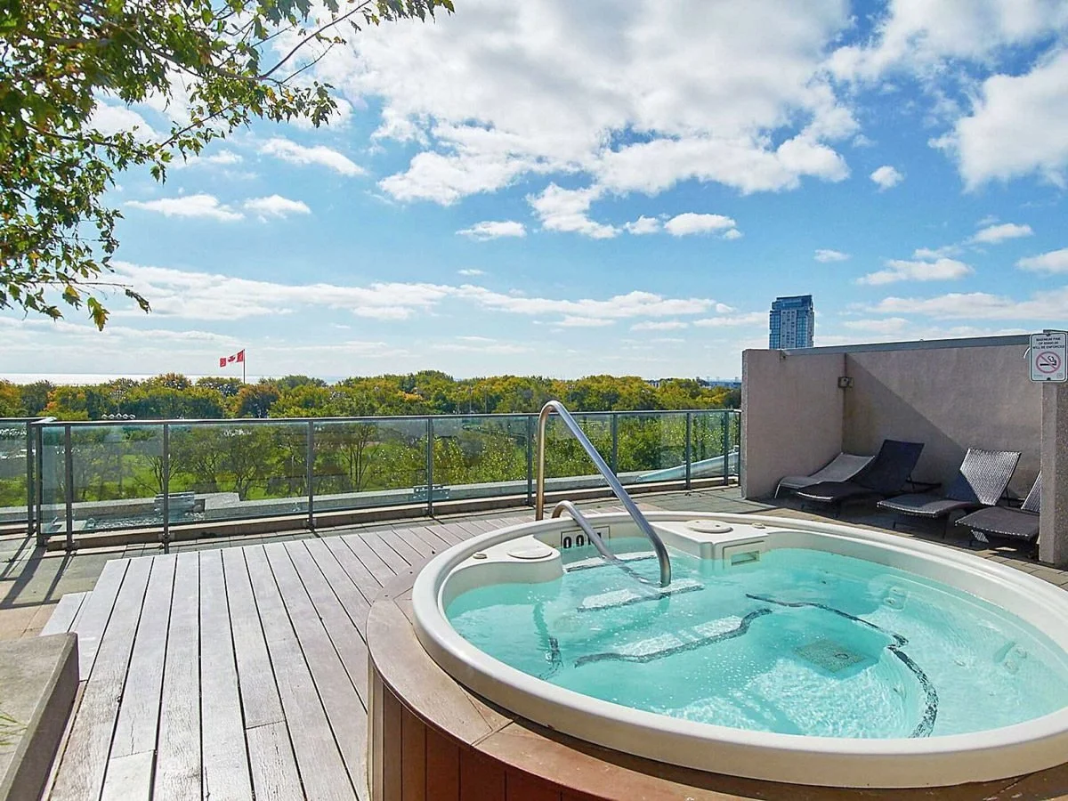 Rooftop-Hot-Tub-Fort-York.jpg