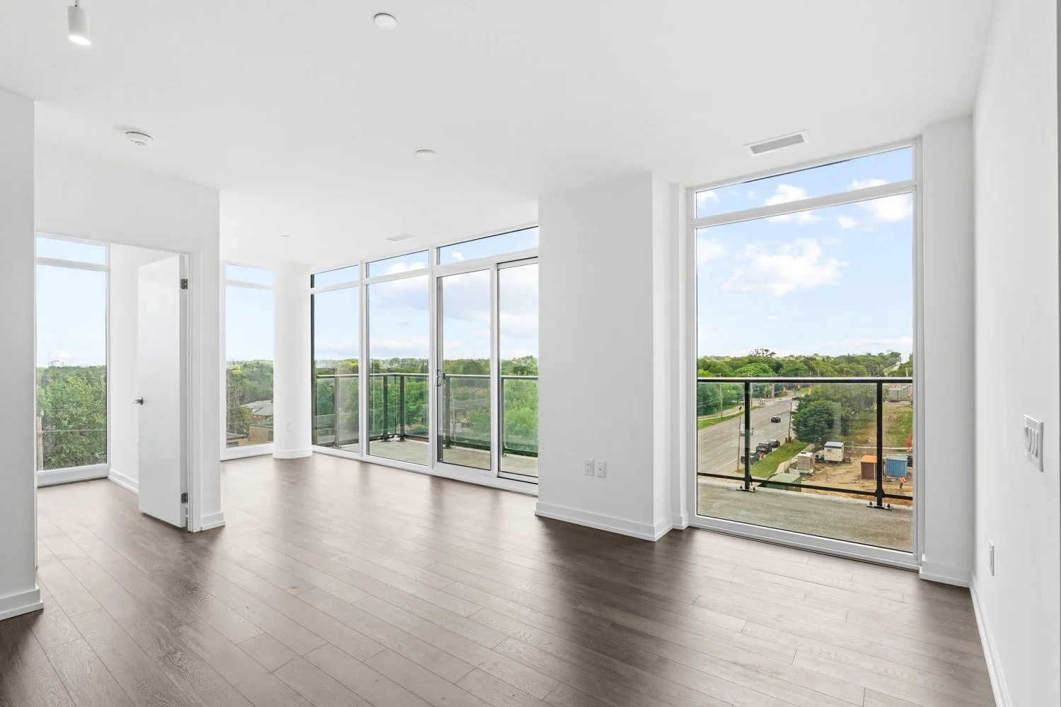 4010 Eglinton_003.jpg