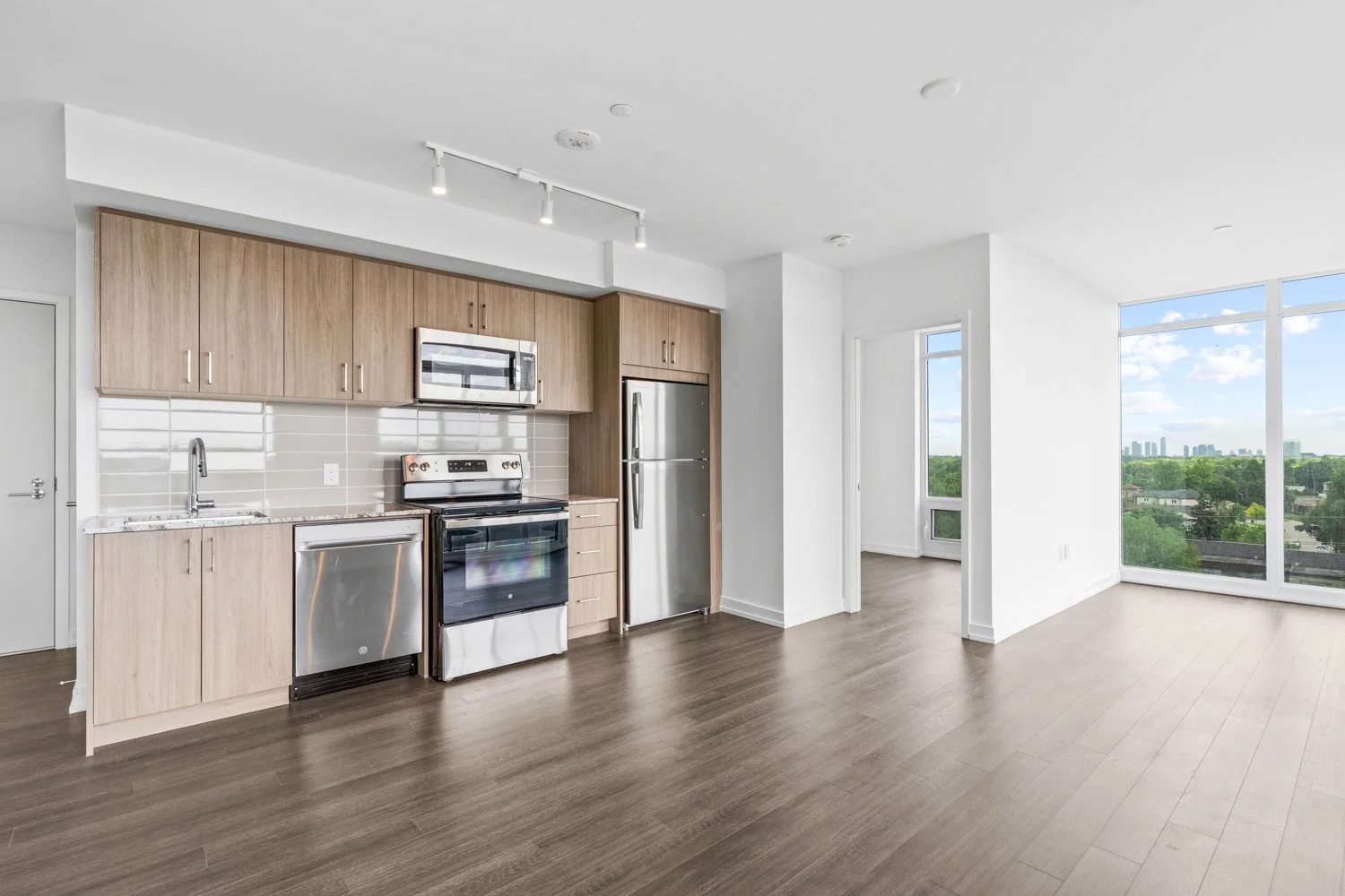 4010 Eglinton_010.jpg