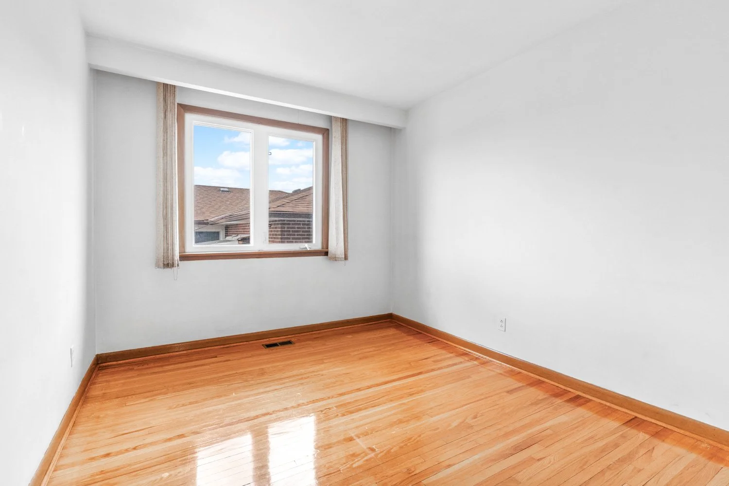 583 Queens Dr_019.jpg