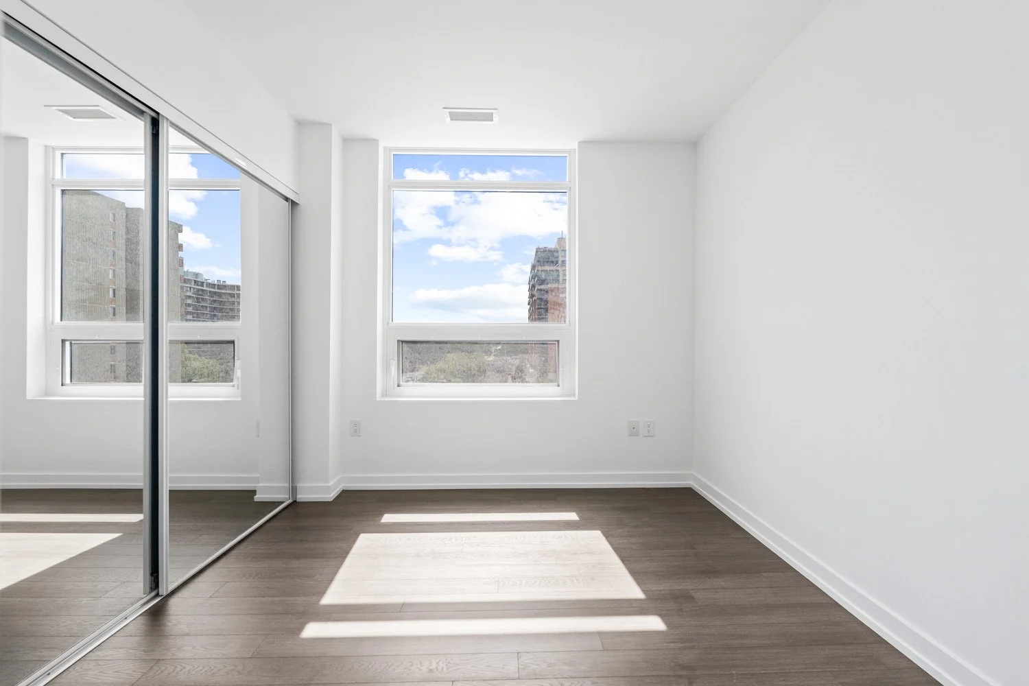 4010 Eglinton_016.jpg