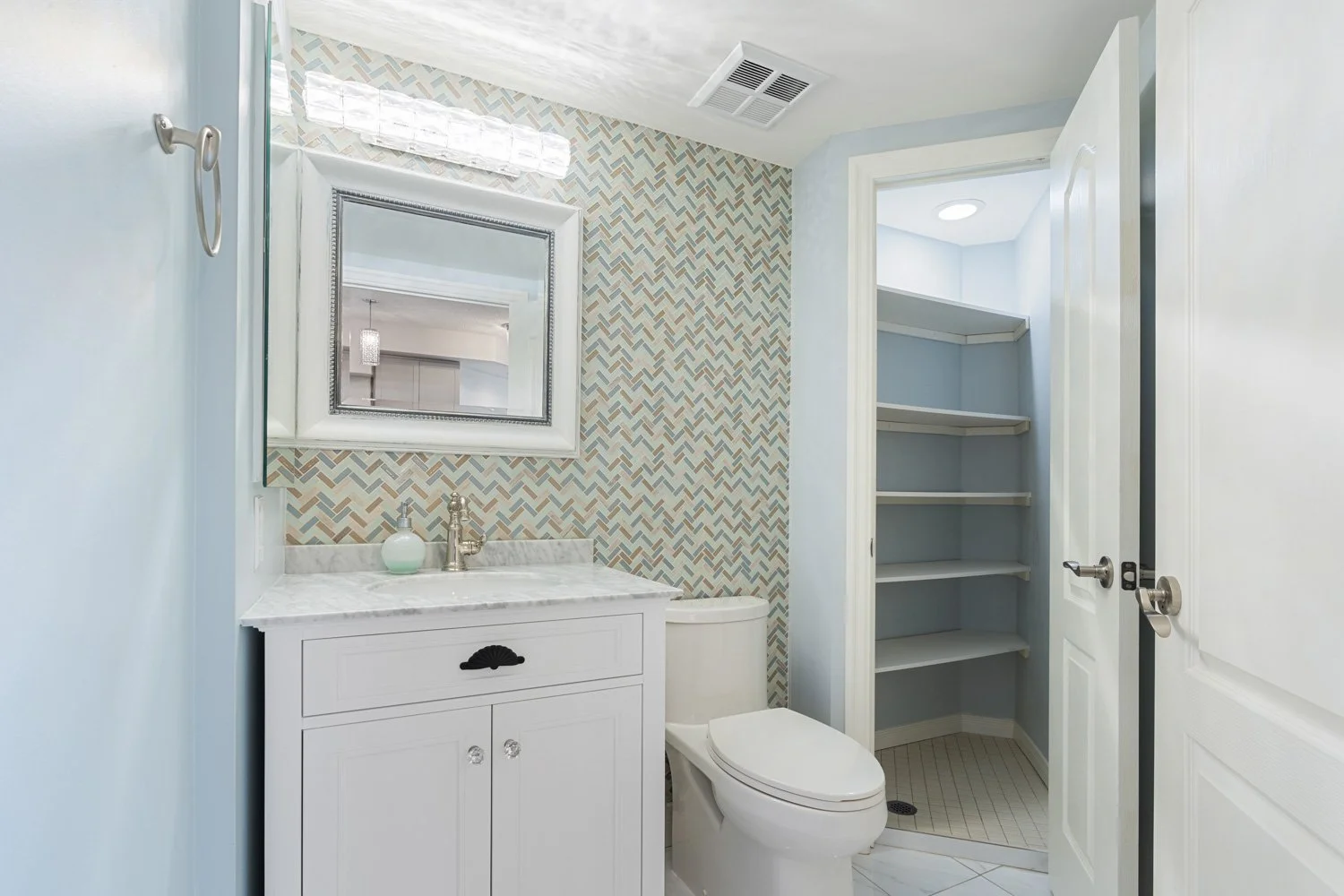 2121 Lakeshore_025.jpg