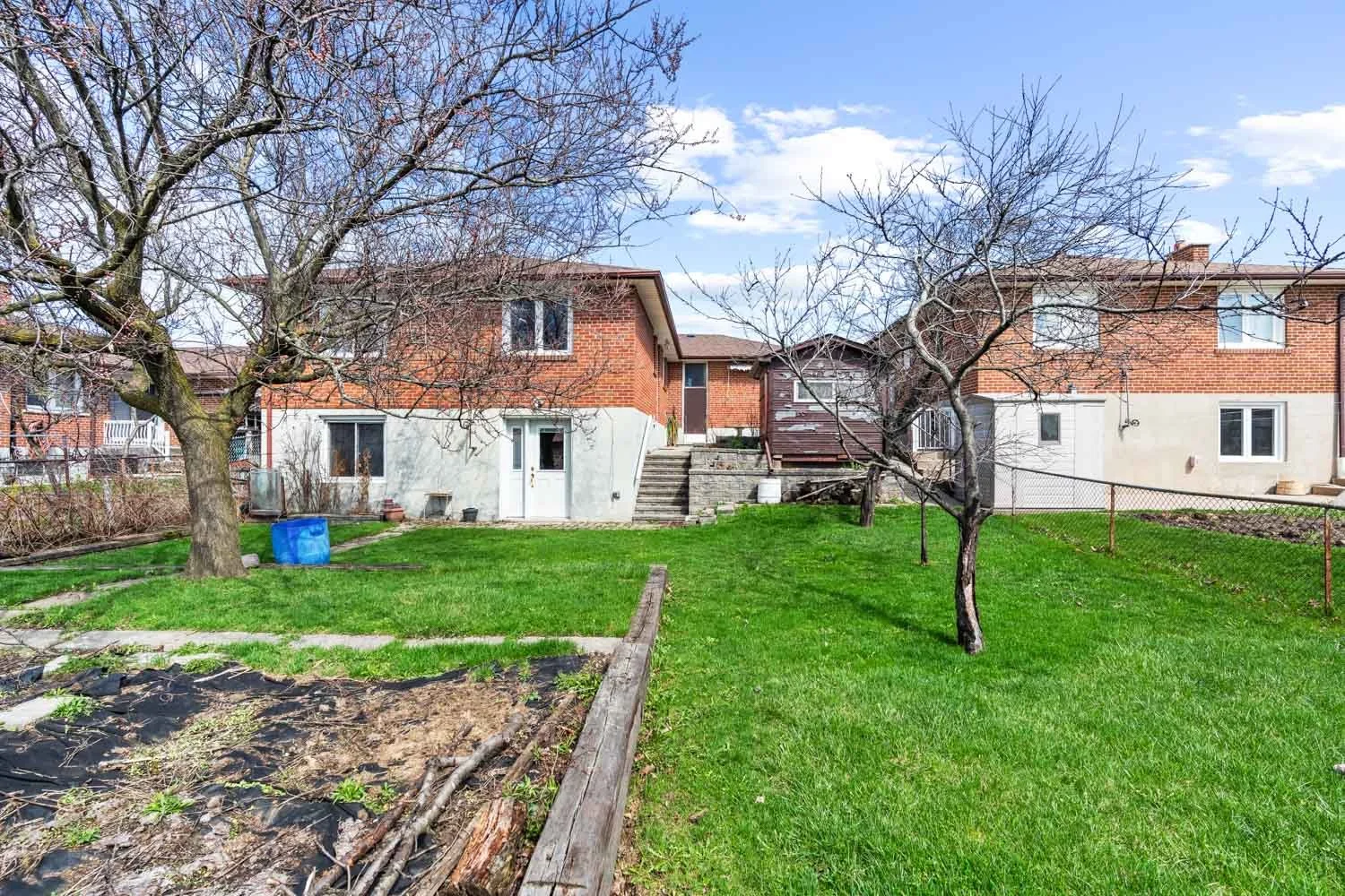 583 Queens Dr_033.jpg