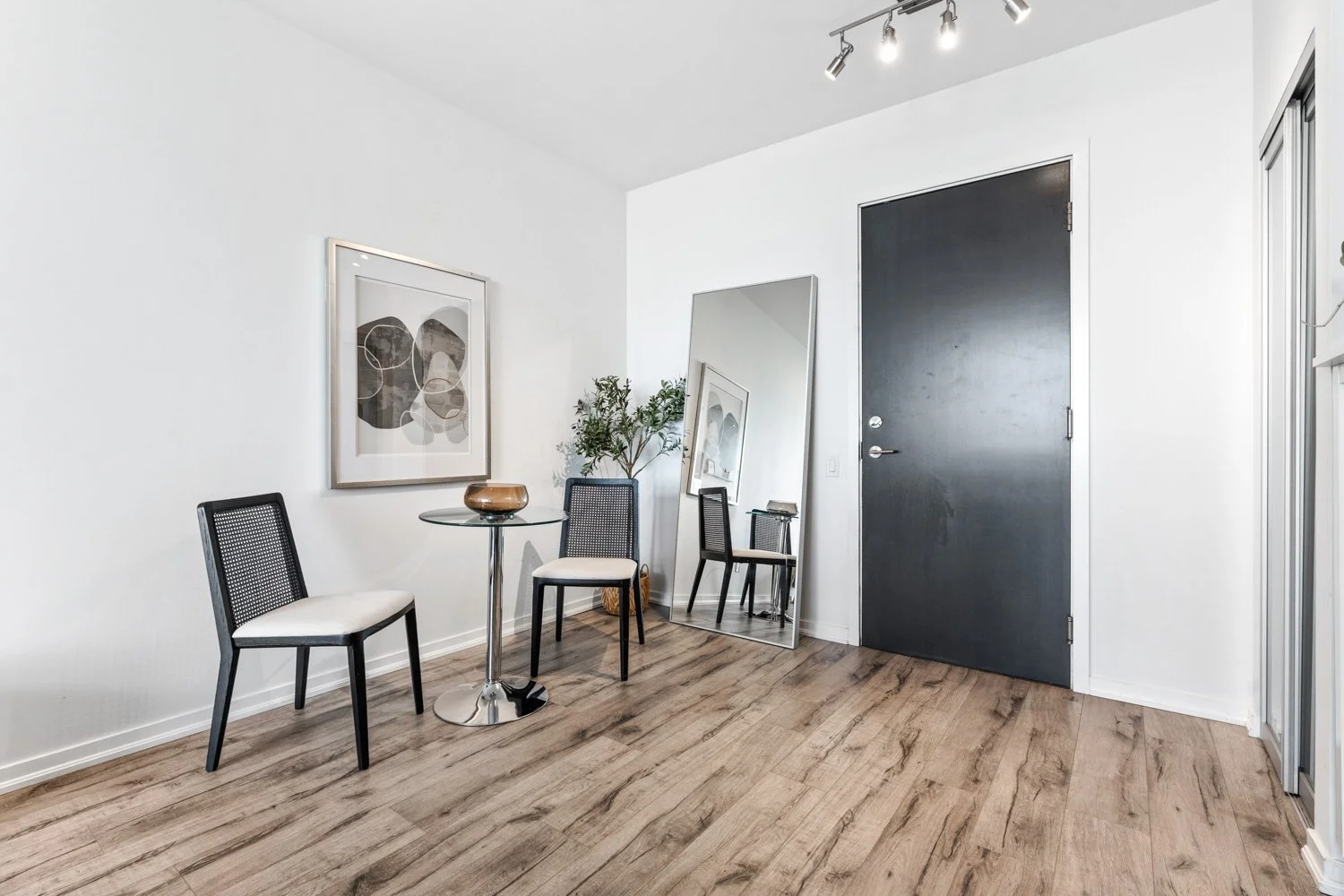 105 The Queensway_016.jpg