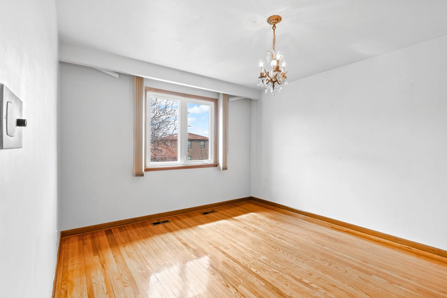 583 Queens Dr_012.jpg