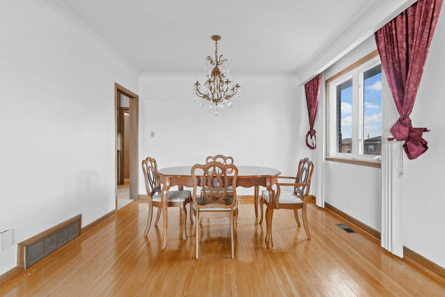 583 Queens Dr_007.jpg