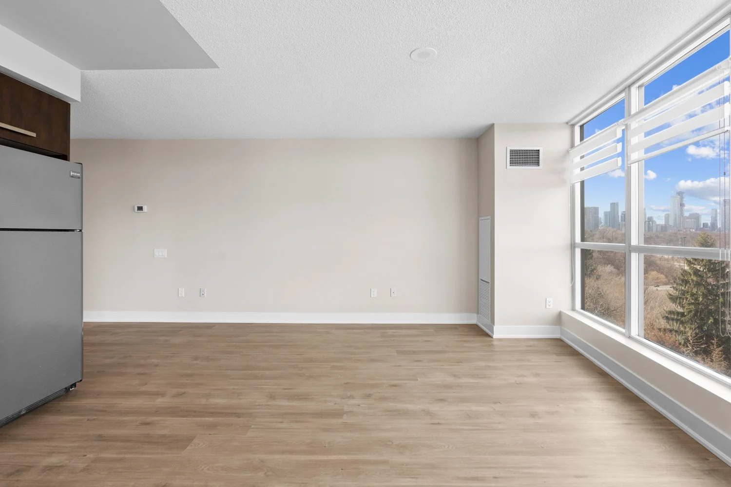 1048 Broadview_010.jpg