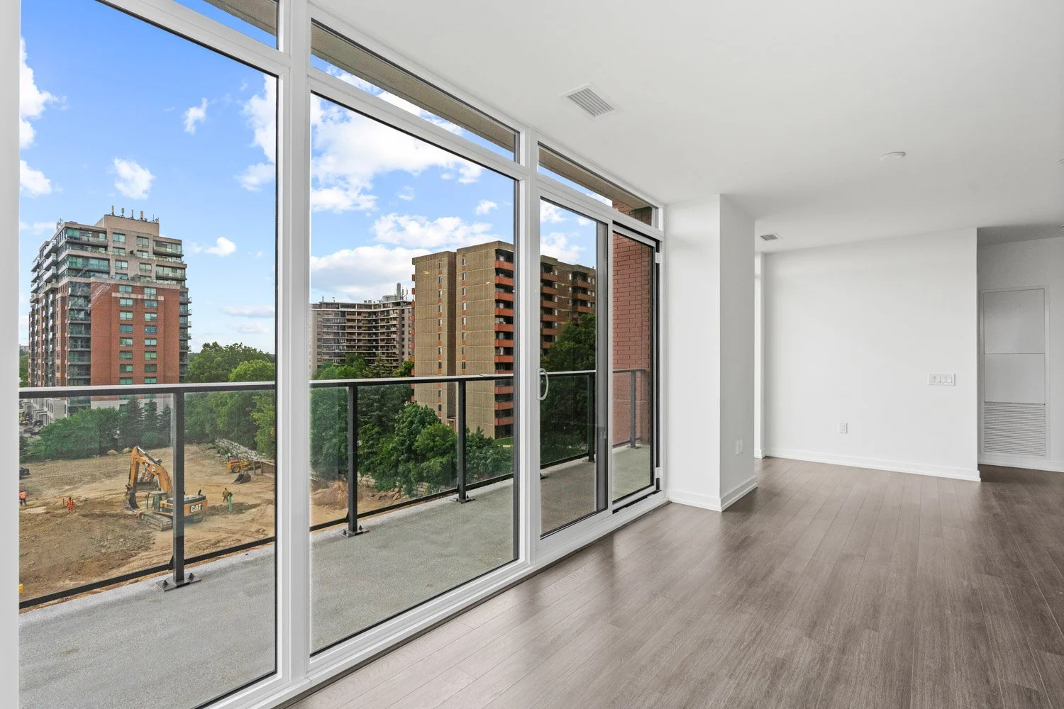 4010 Eglinton_006.jpg