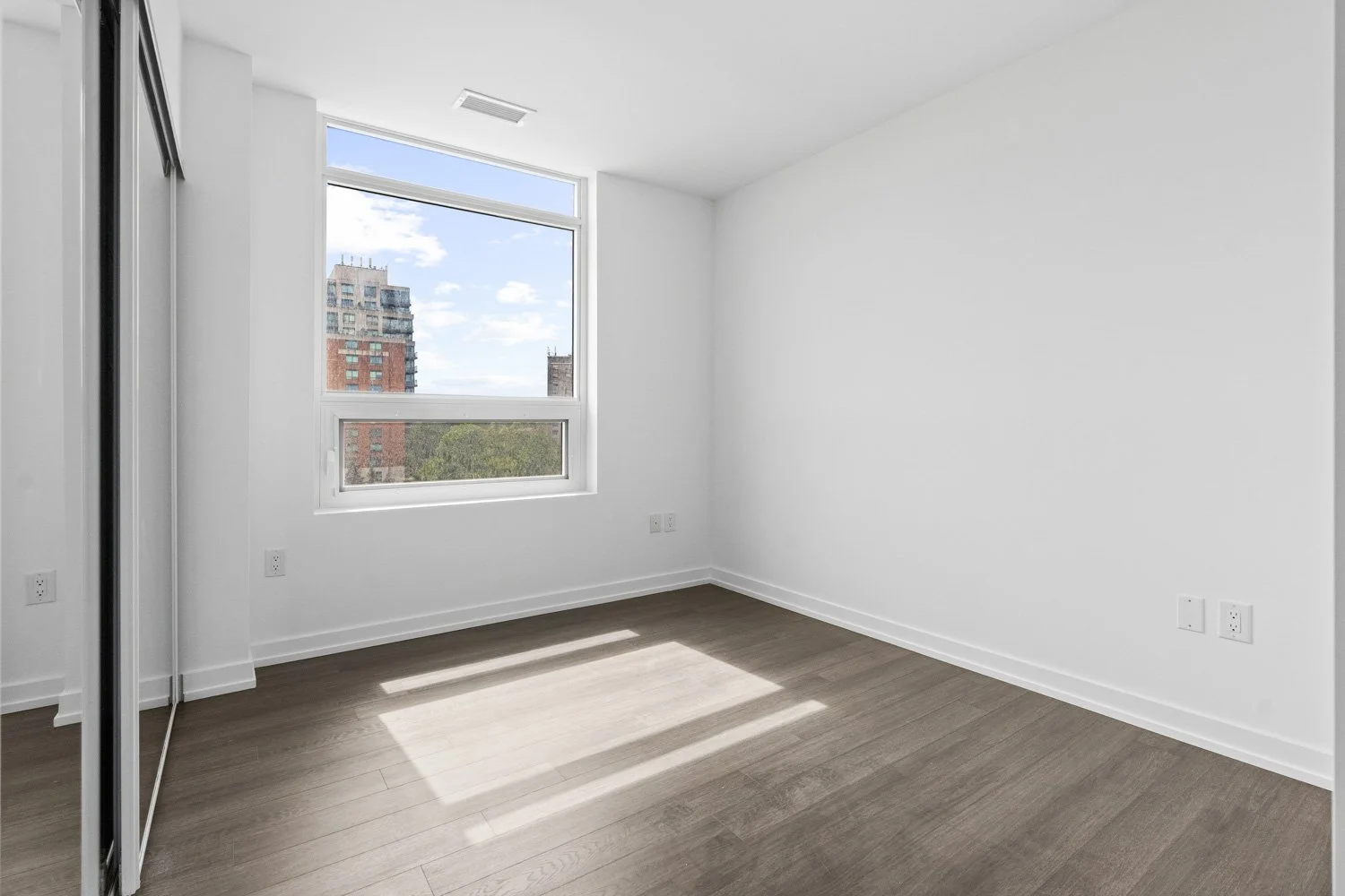 4010 Eglinton_014.jpg