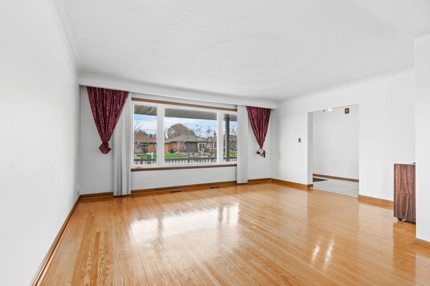 583 Queens Dr_003.jpg