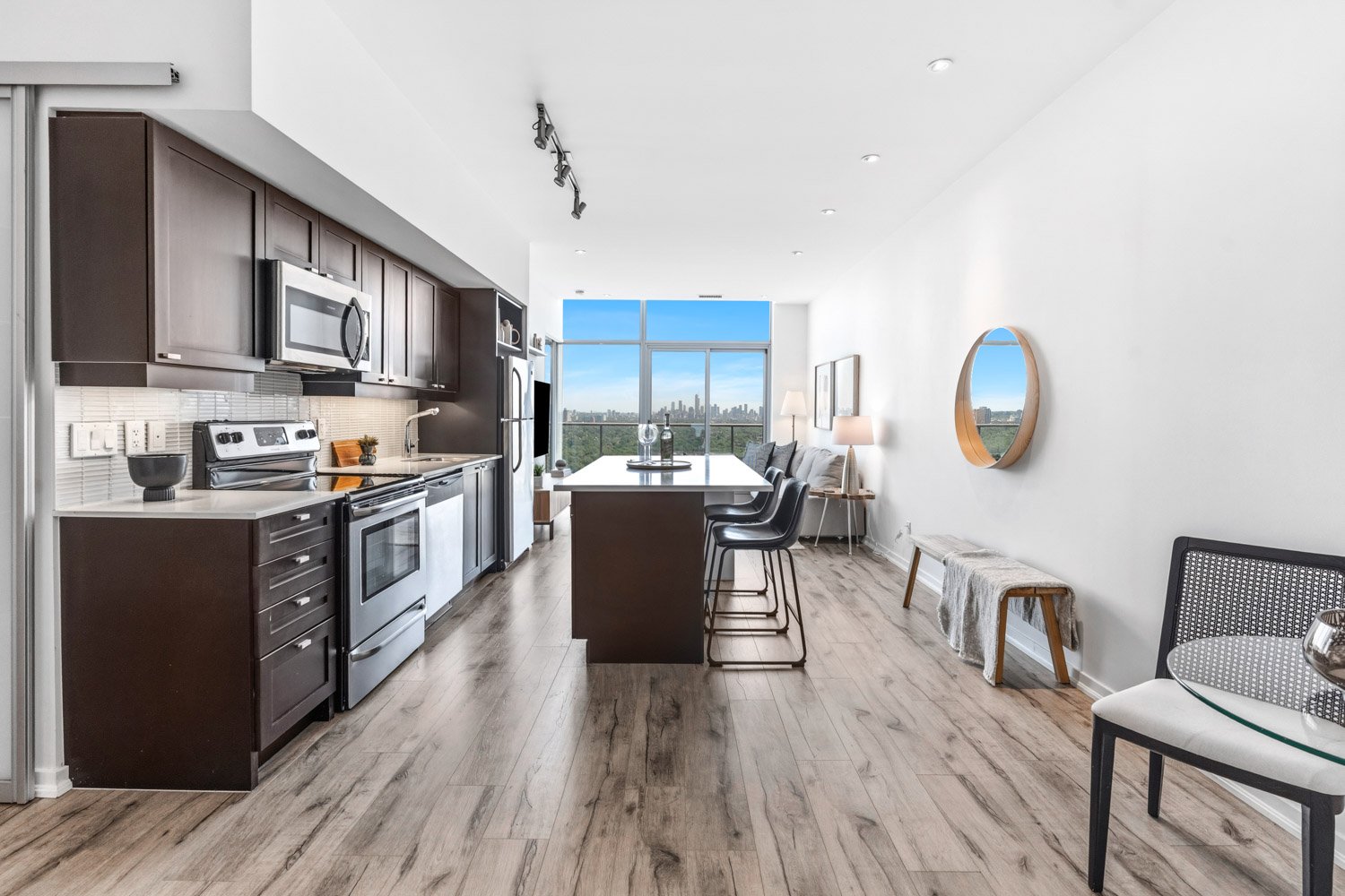 105 The Queensway_003.jpg