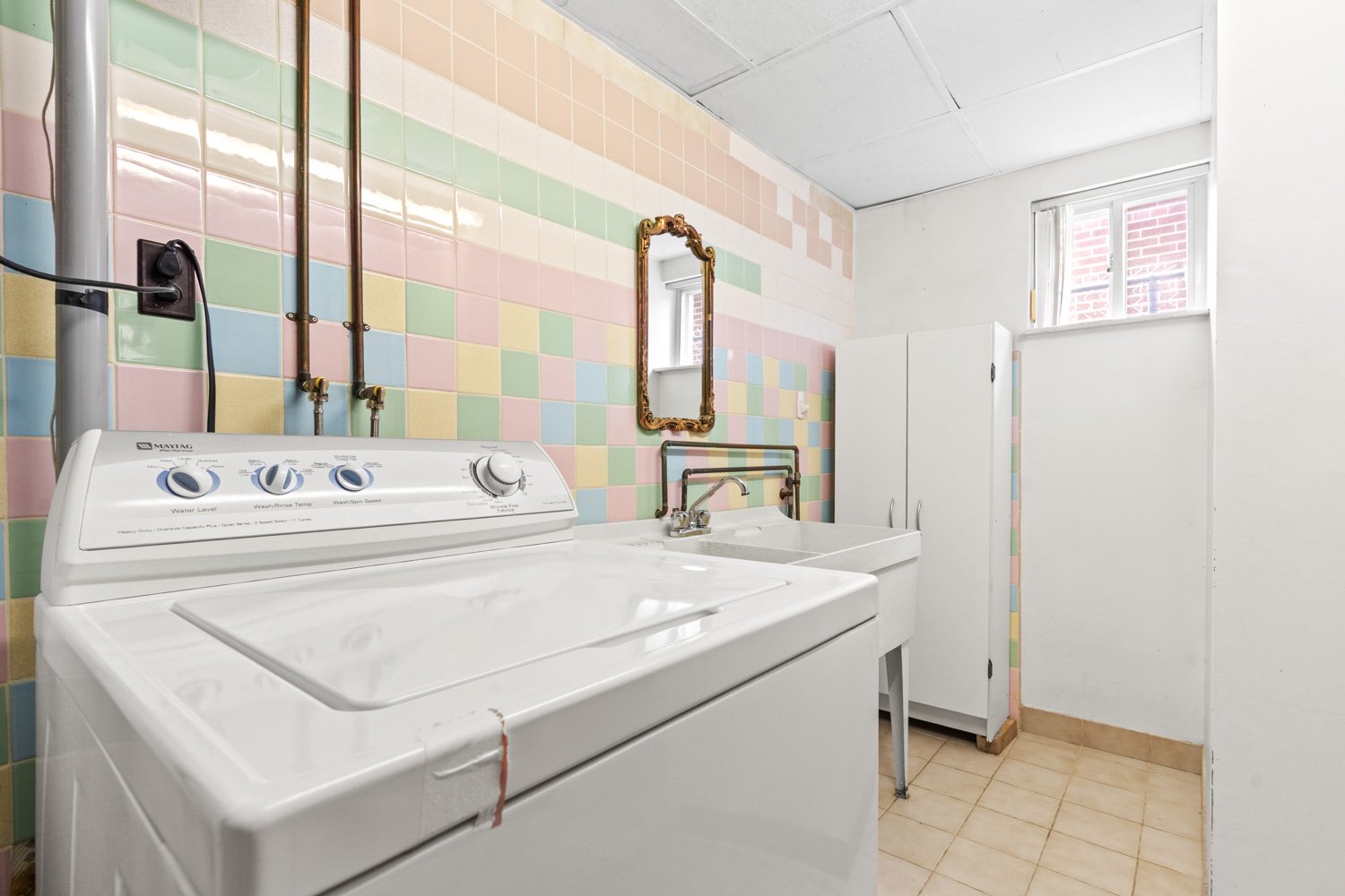 583 Queens Dr_030.jpg