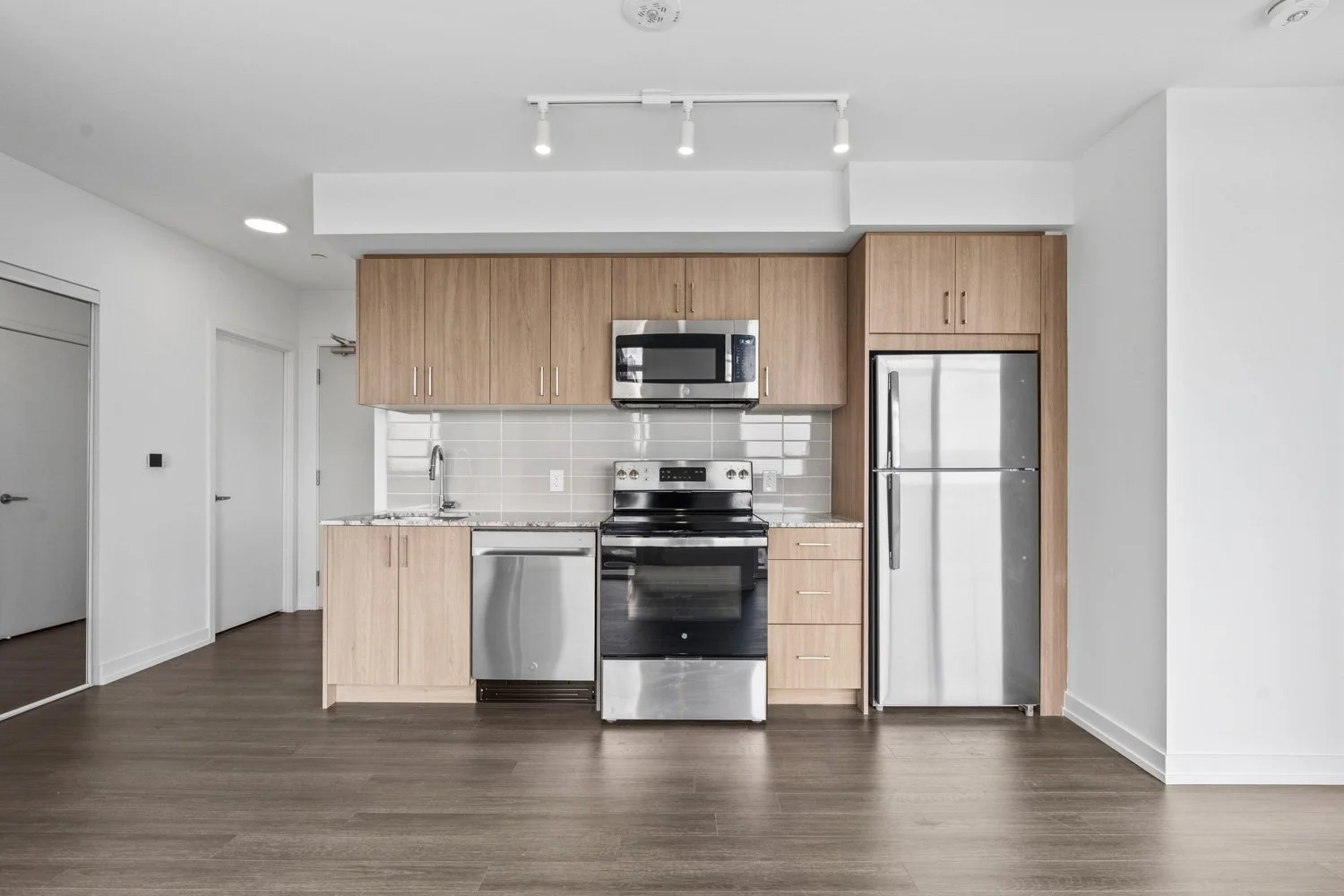 4010 Eglinton_011.jpg