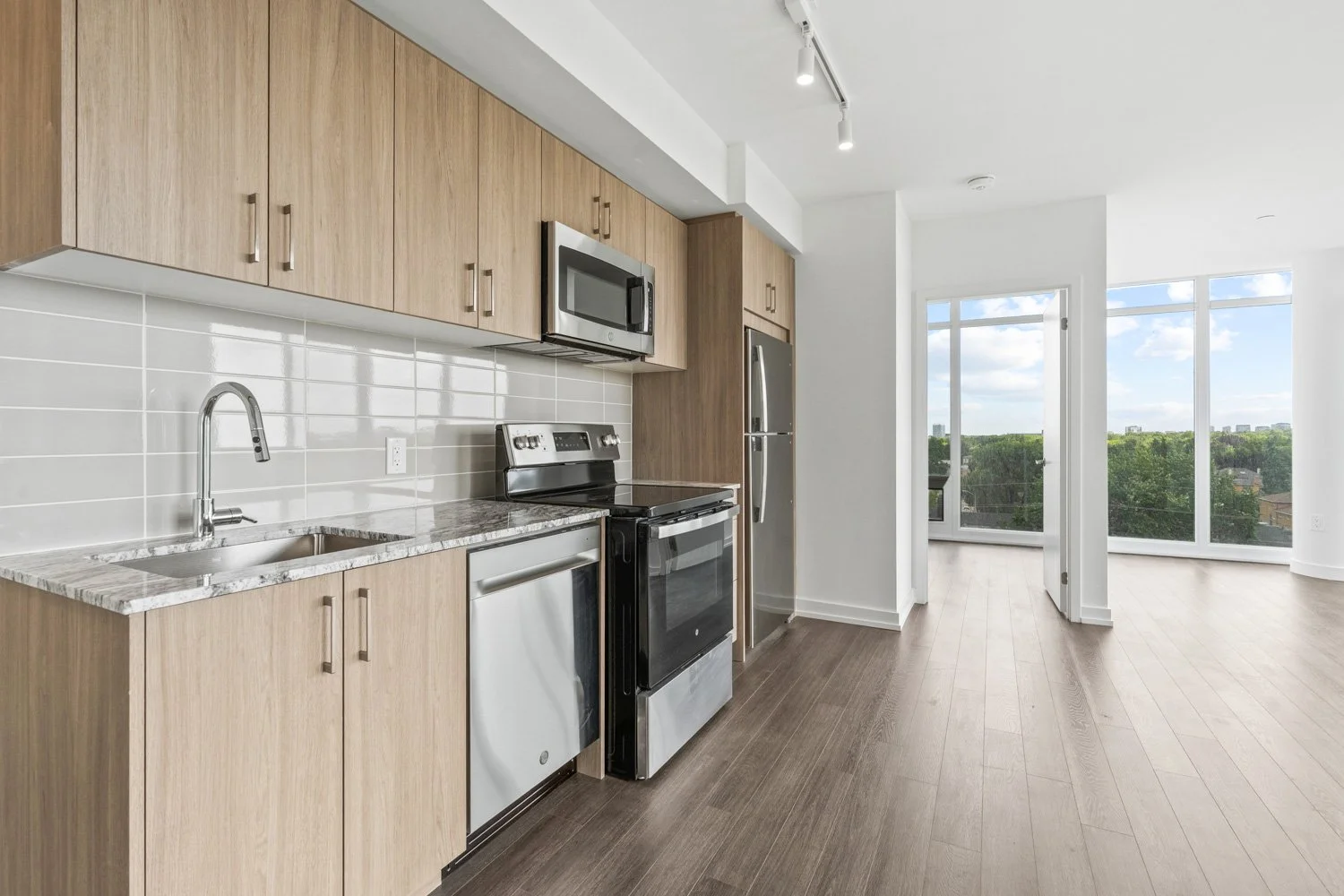 4010 Eglinton_012.jpg