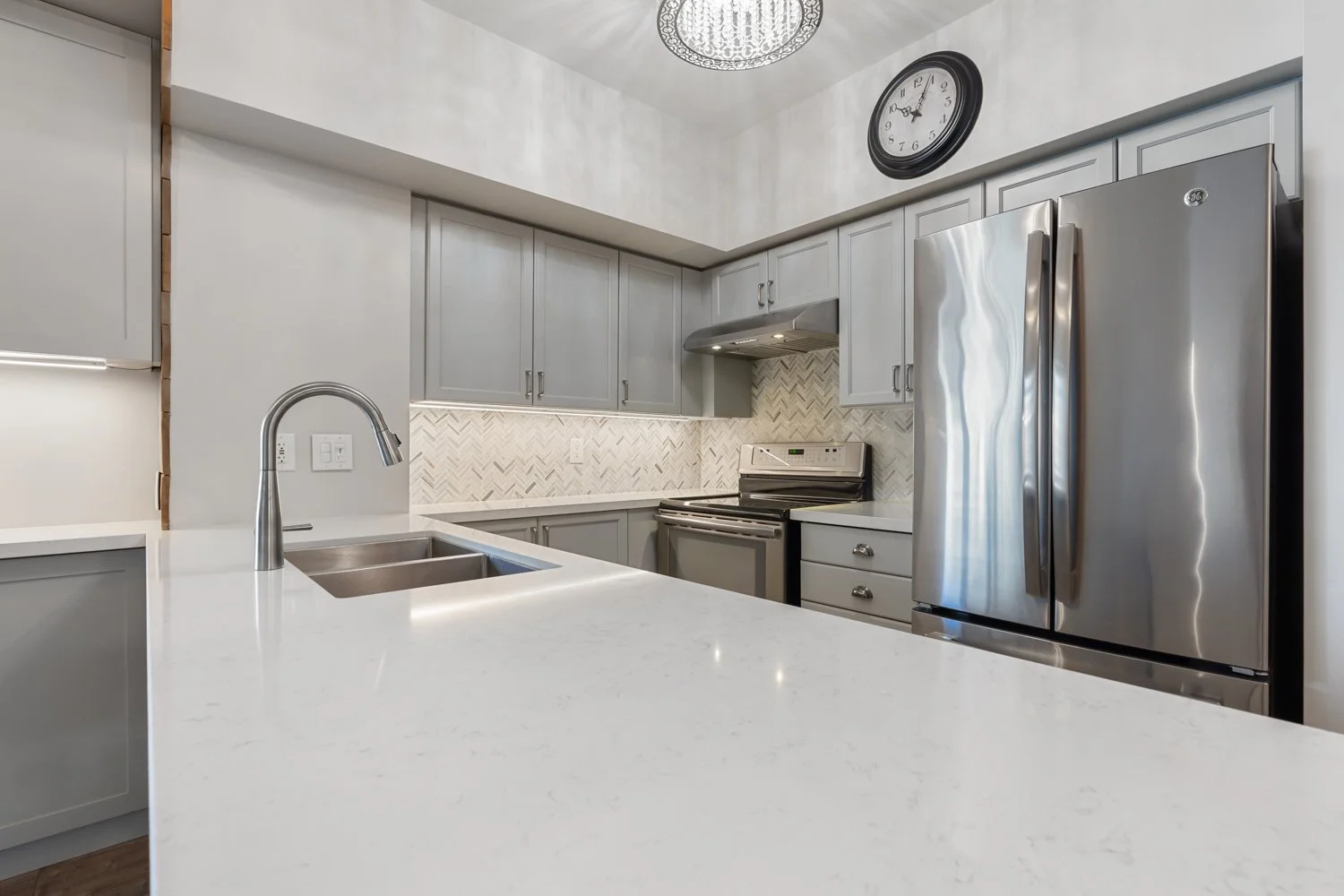 2121 Lakeshore_010.jpg