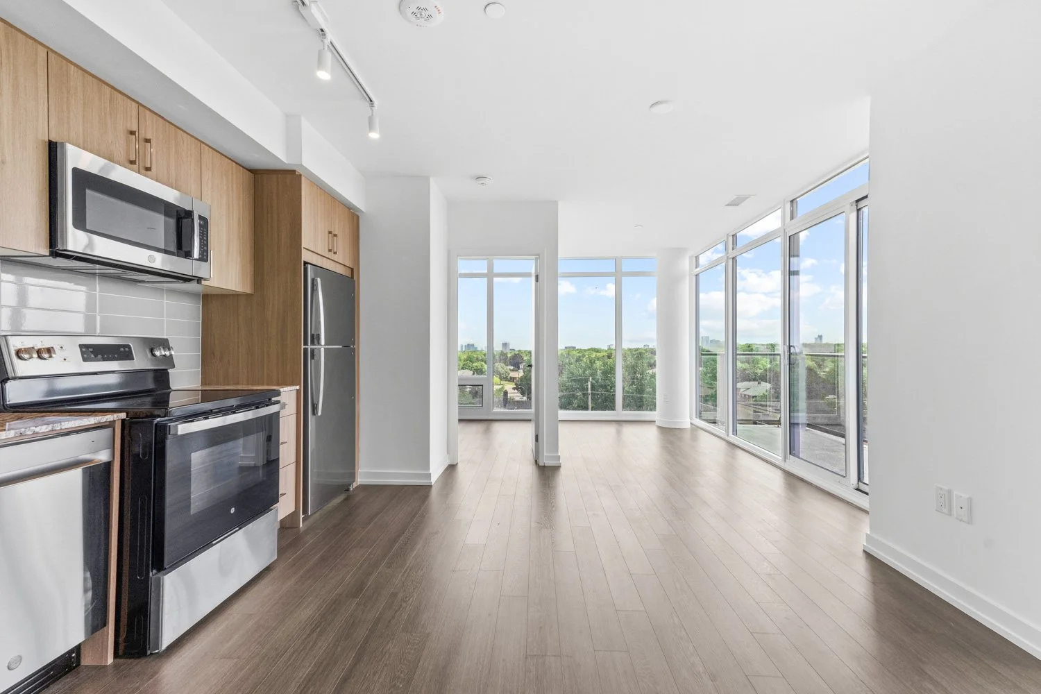 4010 Eglinton_013.jpg