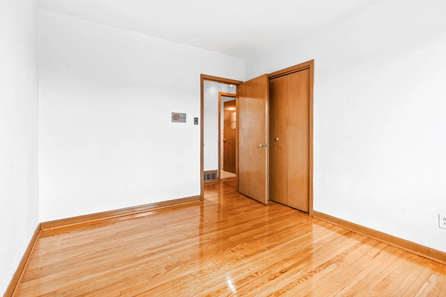 583 Queens Dr_020.jpg