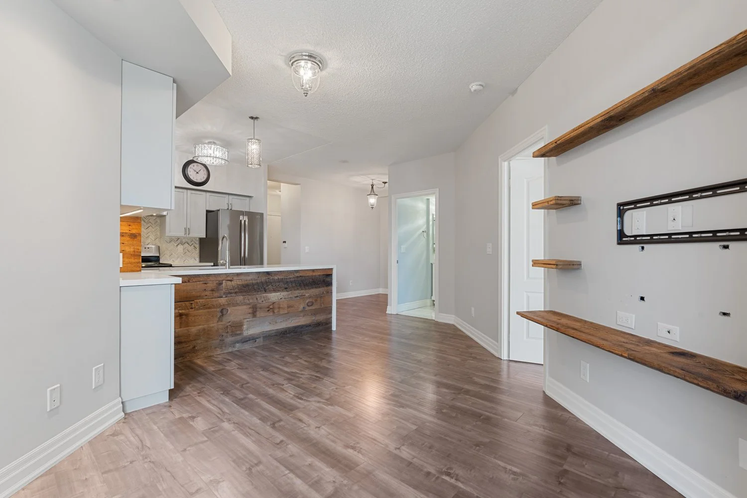 2121 Lakeshore_017.jpg