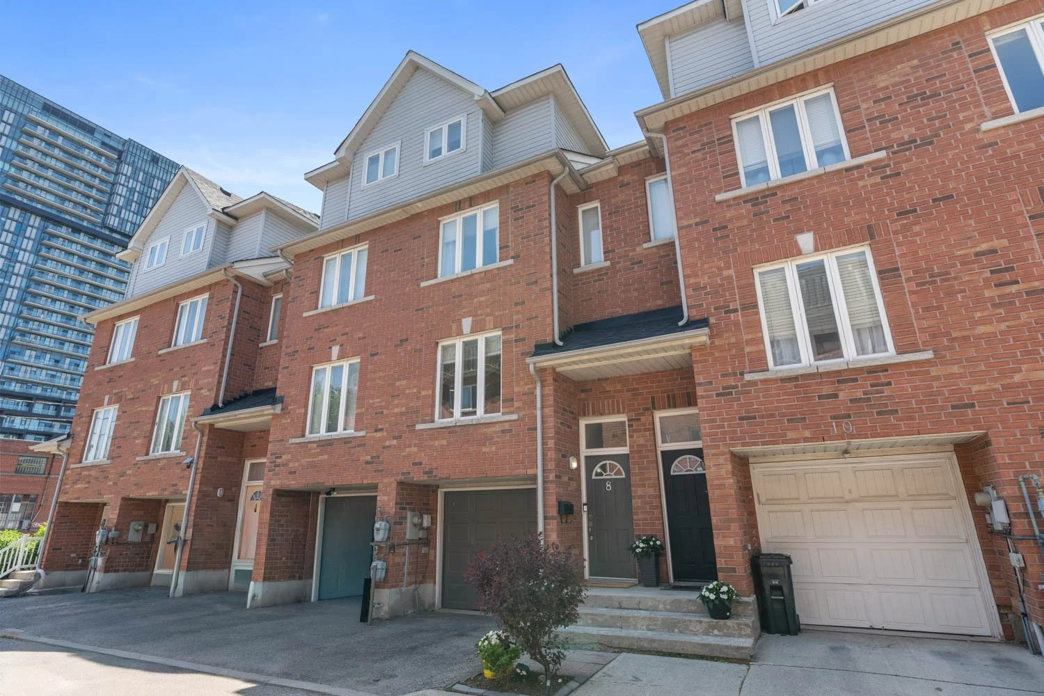 8 Grogan Mews_001.jpg