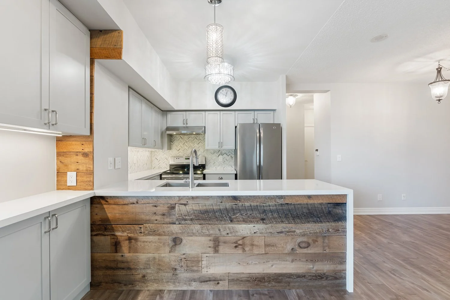 2121 Lakeshore_007.jpg