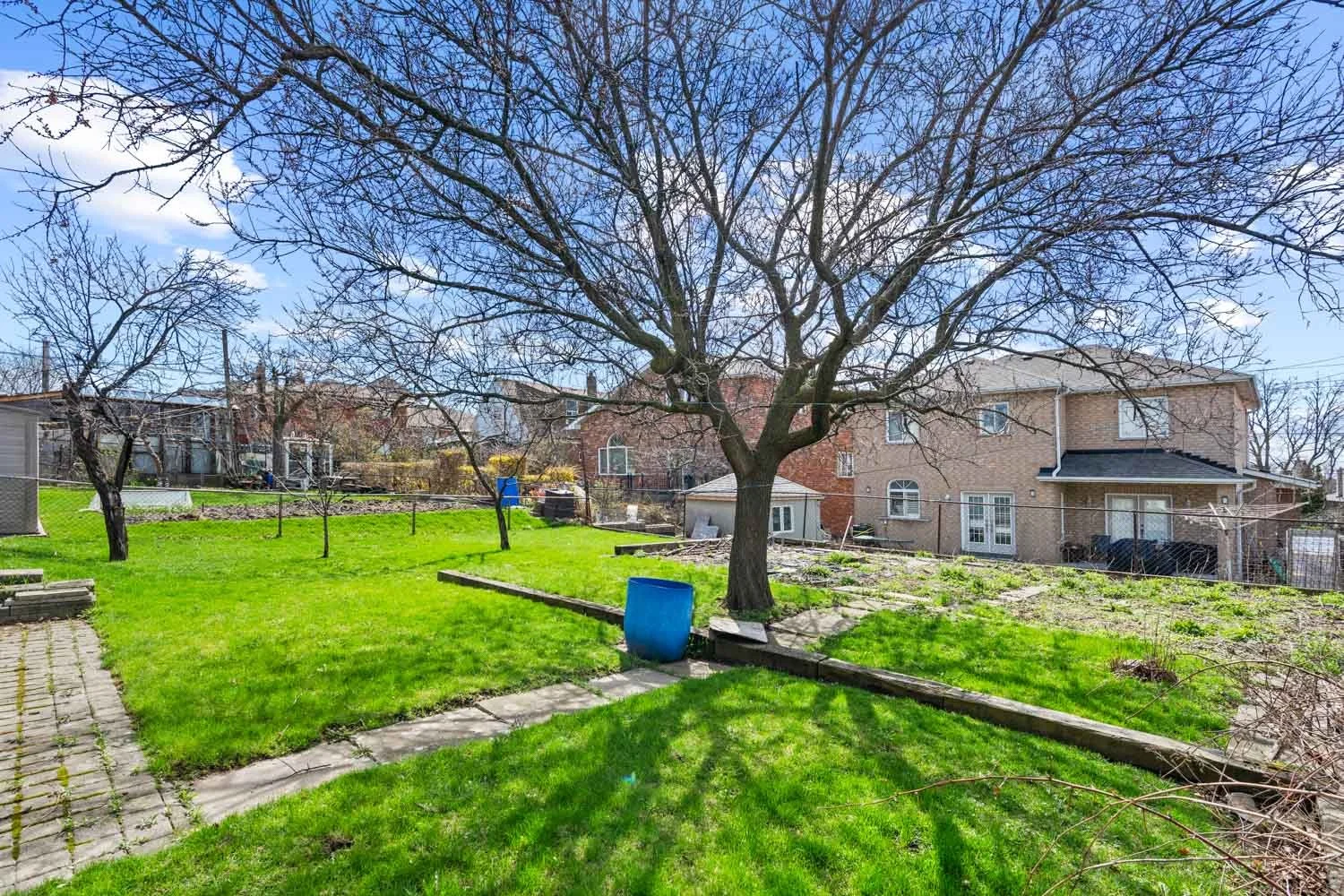 583 Queens Dr_035.jpg