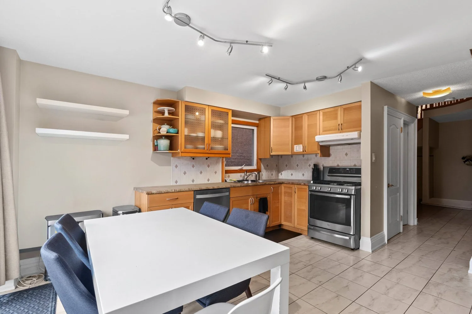 388 Brownridge_008.jpg