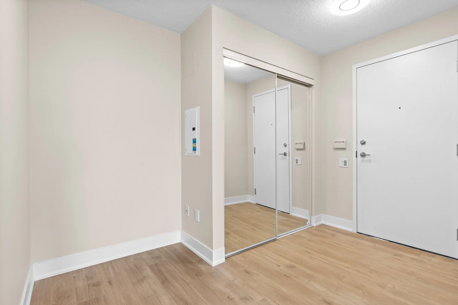 1048 Broadview_021.jpg