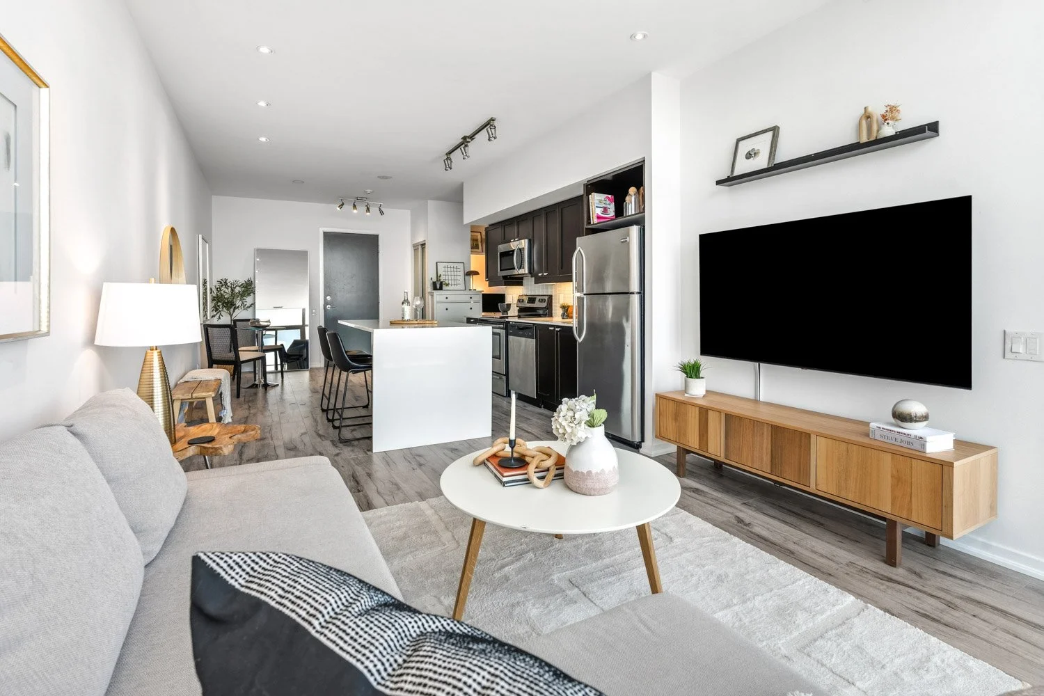 105 The Queensway_013.jpg