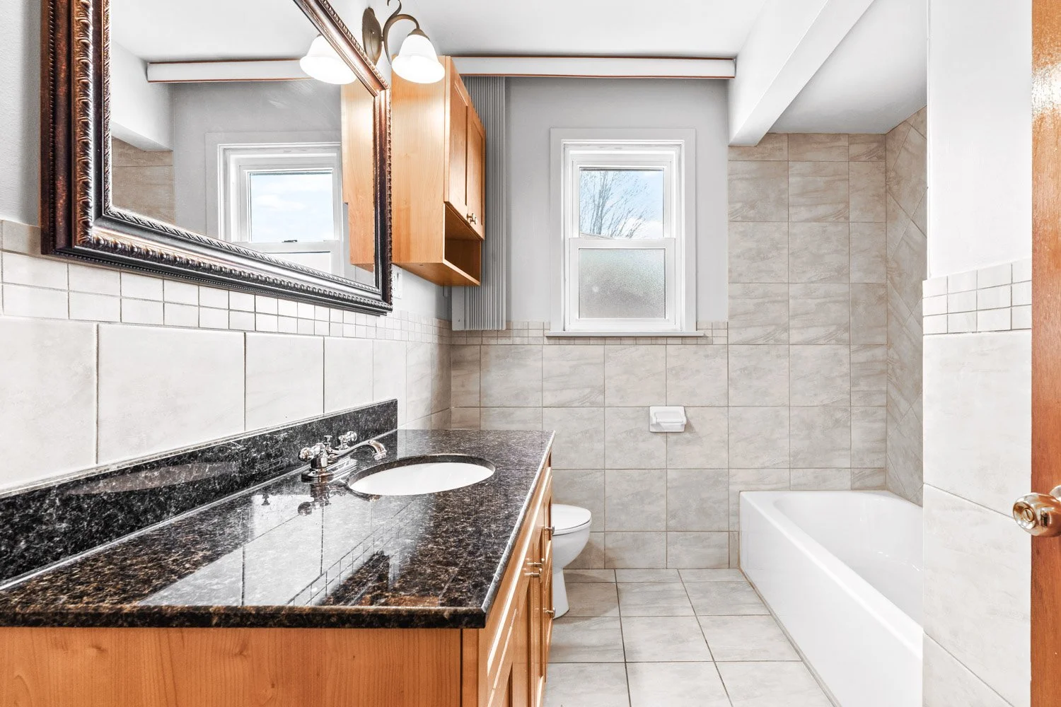 583 Queens Dr_017.jpg