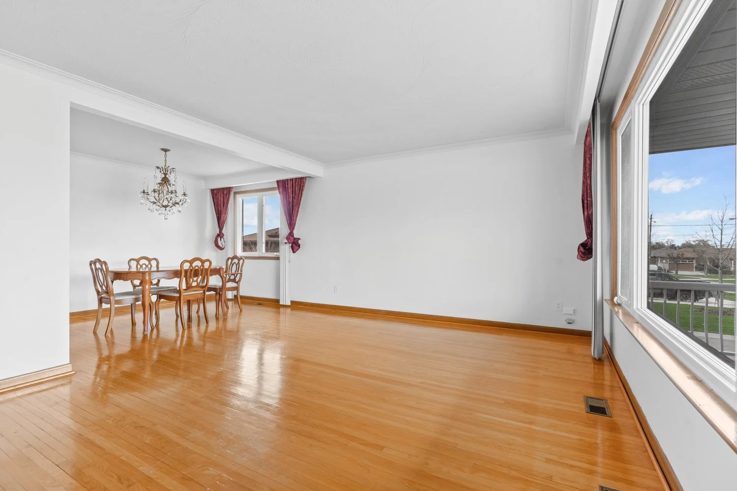 583 Queens Dr_006.jpg