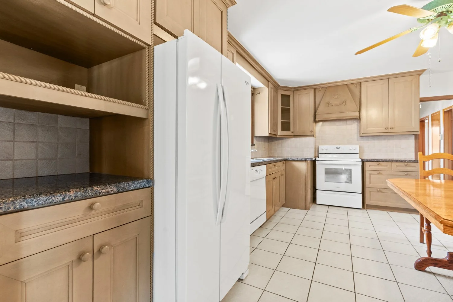 583 Queens Dr_010.jpg