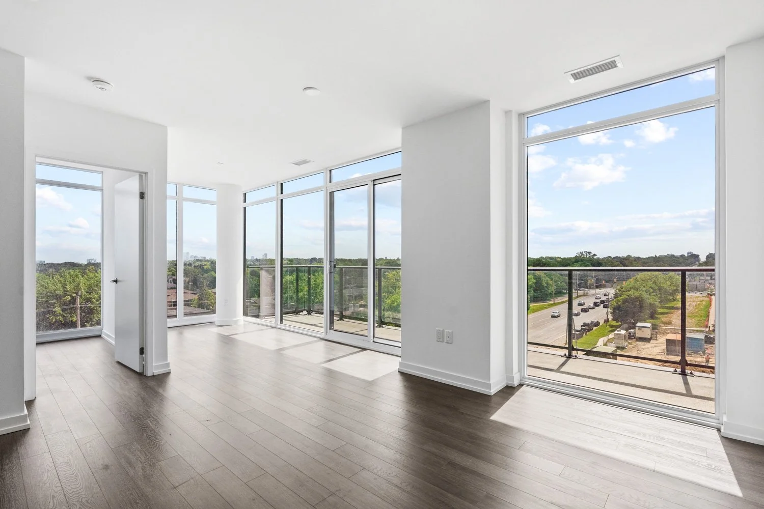 4010 Eglinton_007.jpg