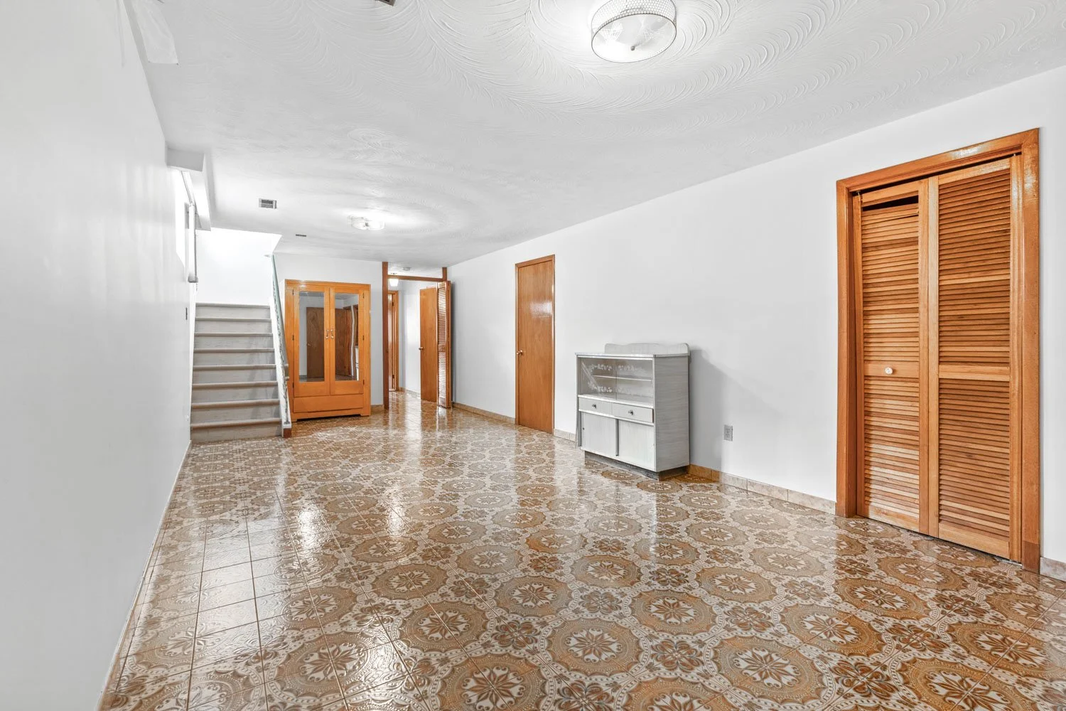 583 Queens Dr_022.jpg