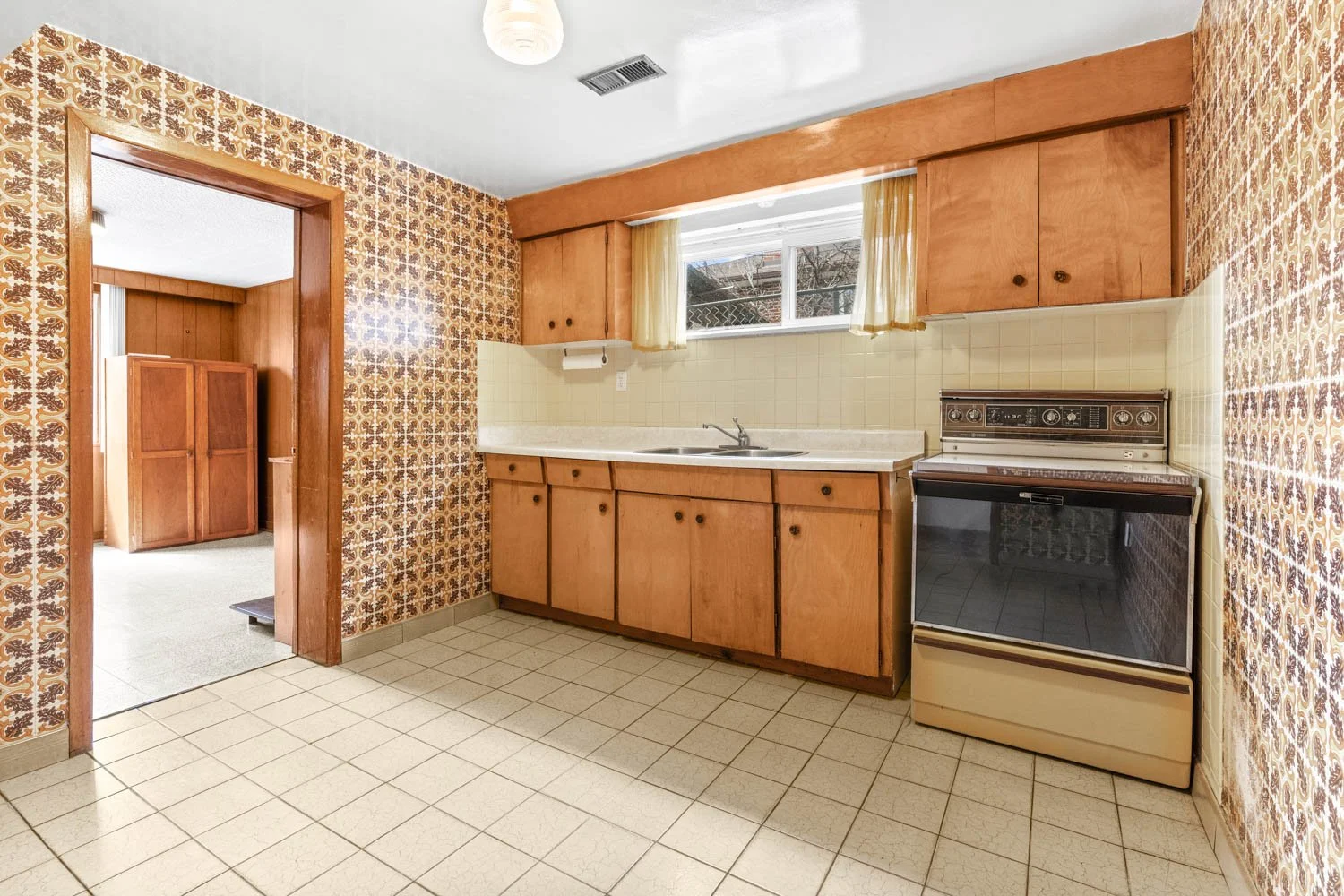 583 Queens Dr_027.jpg